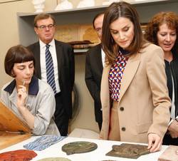 Doña Letizia se interesó por los trabajos realizados por los alumnos de la Escuela