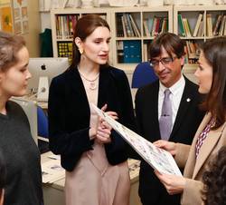 Doña Letizia durante su recorrido por la Escuela