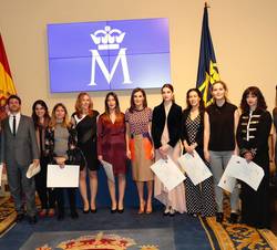 Su Majestad la Reina junto con los alumnos de la VII Promoción del Master en Grabado y Diseño Gráfico