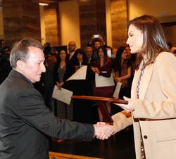 Doña Letizia hace entrega de la placa acreditativa del galardón a José Manuel Broto, premio Tomás Francisco Prieto 2018