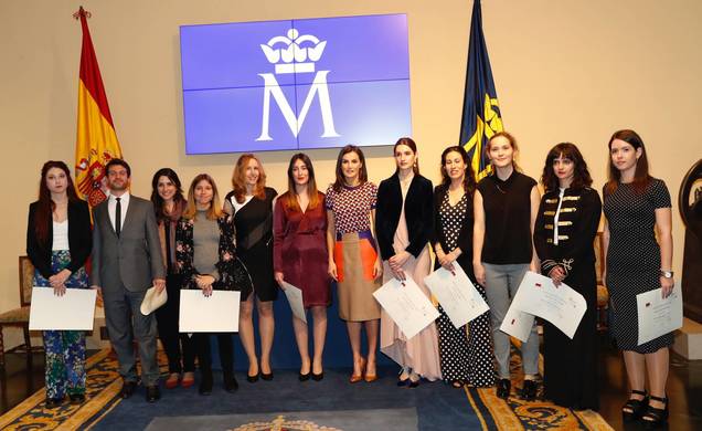 Su Majestad la Reina junto con los alumnos de la VII Promoción del Master en Grabado y Diseño Gráfico