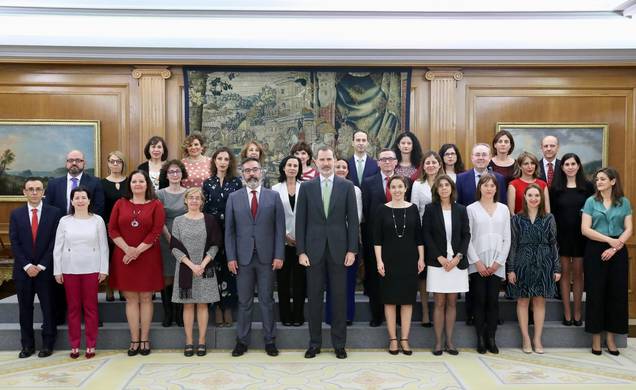 Su Majestad el Rey junto a los integrantes de la IX promoción de la Escala Técnica de Gestión de Organismos Autónomos