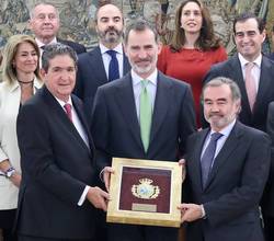 Su Majestad el Rey tras recibir la primera medalla de la Institución en reconocimiento a su labor al frente de la Corona
