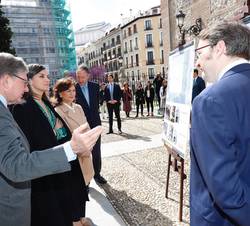 Doña Letizia recibe las explicaciones sobre las actuaciones de accesibilidad ejecutadas, mediante paneles
