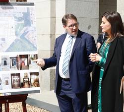 Doña Letizia durante las explicaciones, en el Atrio del Real Monasterio de la Encarnación
