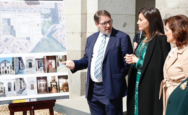 Doña Letizia durante las explicaciones, en el Atrio del Real Monasterio de la Encarnación