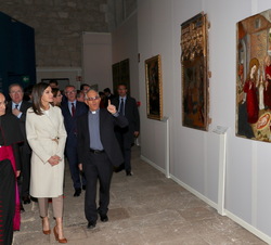 Doña Letizia durante el recorrido de la exposición en la iglesia de San Pedro