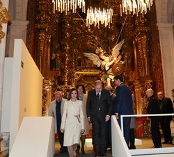 Doña Letizia durante el recorrido de la exposición en la iglesia de San Pedro