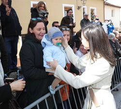 Su Majestad la Reina saluda al público congregado a la salida de la iglesia de San Pedro
