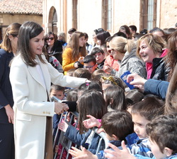 Su Majestad la Reina saluda al público congregado a la salida de la iglesia de San Pedro