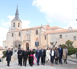 Su Majestad la Reina acompañada por las autoridades se dirige al monasterio de la Ascensión
