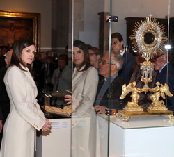 Su Majestad la Reina durante la visita a la exposición
