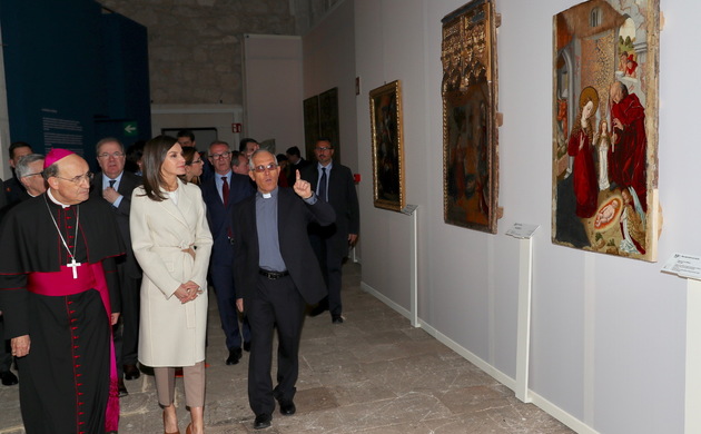 Doña Letizia durante el recorrido de la exposición en la iglesia de San Pedro