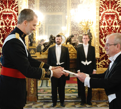 Su Majestad el Rey recibe la Carta Credencial de manos del embajador de la República de Bielorrusia, Pavel Pustovoy