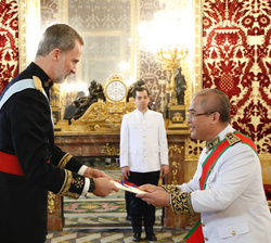 Su Majestad el Rey recibe la Carta Credencial de manos del embajador del Reino de Camboya, Widhya Chem