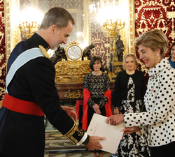 Su Majestad el Rey recibe la Carta Credencial de manos de la embajadora de la República de Colombia, María Carolina Barco Isakson