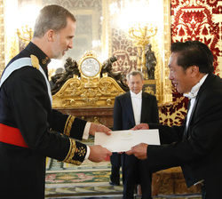 Su Majestad el Rey recibe la Carta Credencial de manos del embajador de la República Democrática Popular de Laos, Yong Chanthalangsy