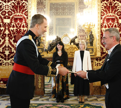 Su Majestad el Rey recibe la Carta Credencial de manos del embajador de la República de Macedonia del Norte, Oliver Krliu