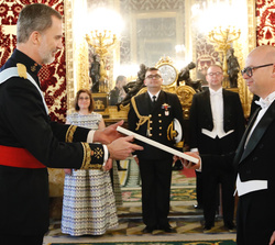 Su Majestad el Rey recibe la Carta Credencial de manos del embajador de la República de Turquía, Cihad Erginay