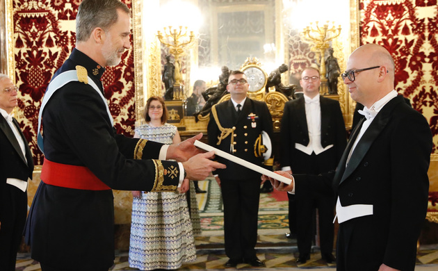 Su Majestad el Rey recibe la Carta Credencial de manos del embajador de la República de Turquía, Cihad Erginay