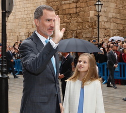 Su Majestad el Rey junto a Su Alteza Real la Princesa de Asturias a su llegada a la Catedral de Mallorca, en Palma