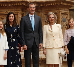 Sus Majestades los Reyes, acompañados de sus hijas, Su Alteza Real la Princesa de Asturias y Su Alteza Real la Infanta Doña Sofía, así como por Su Maj