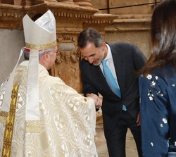Su Majestad el Rey recibe el saludo del obispo de Mallorca, Sebastià Taltavull