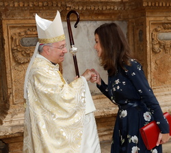 Su Majestad la Reina recibe el saludo del obispo de Mallorca, Sebastià Taltavull