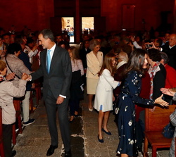 Sus Majestades los Reyes, Su Alteza Real la Princesa de Asturias, Su Alteza Real la Infanta Doña Sofía y Su Majestad la Reina Doña Sofía saludan a los