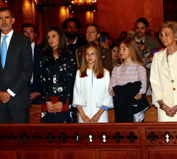 Sus Majestades los Reyes, con sus hijas, Su Alteza Real la Princesa de Asturias y Su Alteza Real la Infanta Doña Sofía, y Su Majestad la Reina Doña So