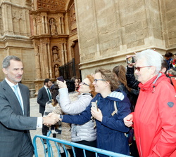 Su Majestad el Rey saluda al público congregado en el exterior de la Catedral de Mallorca