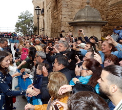 Sus Majestades los Reyes y Su Alteza Real la Princesa de Asturias saludan al público congregado en el exterior de la Catedral de Mallorca, al finaliza