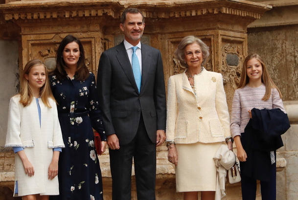 Sus Majestades los Reyes, acompañados de sus hijas, Su Alteza Real la Princesa de Asturias y Su Alteza Real la Infanta Doña Sofía, así como por Su Maj