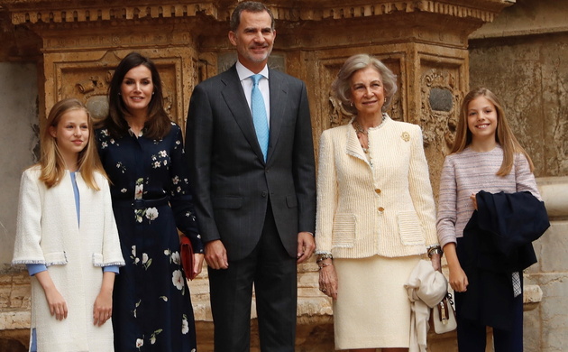 Sus Majestades los Reyes, acompañados de sus hijas, Su Alteza Real la Princesa de Asturias y Su Alteza Real la Infanta Doña Sofía, así como por Su Maj