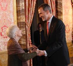 Don Felipe recibe el saludo de Ida Vitale, Premio Miguel de Cervantes 2018