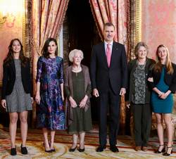 Sus Majestades los Reyes acompañados de la premiada y sus familiares