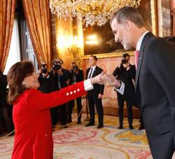 Su Majestad el Rey es saludado por la vicepresidenta del Gobierno y ministra de la Presidencia, Relaciones con las Cortes e Igualdad, Carmen Calvo