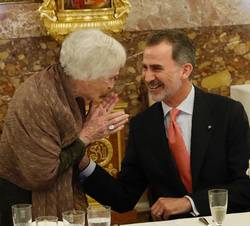 Su Majestad el Rey conversa con Ida Vitale, Premio Miguel de Cervantes 2018