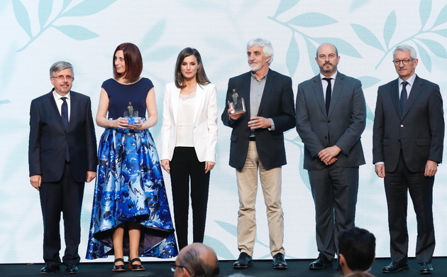 Fotografía de Su Majestad la Reina junto a los galardonados y las autoridades