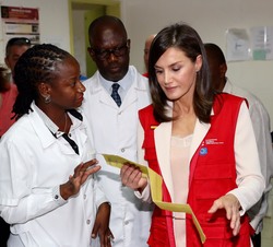 Doña Letizia recibe explicaciones durante su visita al Centro de Salud de Manhiça