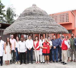 Fotografía de grupo con motivo de la visita al Centro de Salud de Manhiça