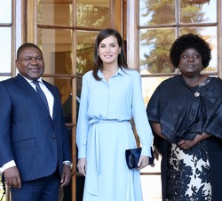 Doña Letizia acompañada por el Presidente de la República de Mozambique, Filipe Jacinto Nyussi, y la Primera Dama, Isaura Nyussi