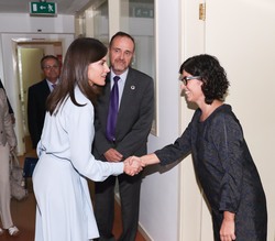 Doña Letizia saluda a una de las trabajadoras durante su recorrido por la Oficina Técnica de Cooperación