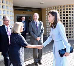 Su Majestad la Reina es recibida a su llegada a la Oficina Técnica de Cooperación por la embajadora de España en Mozambique, Carmen Bujan 