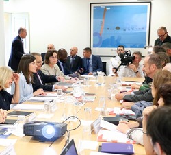 Su Majestad la Reina durante la reunión mantenida en la Oficina Técnica de Cooperación