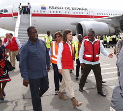 Su Majestad la Reina a su llegada al aeropuerto de Beira donde prosigue su viaje de cooperación