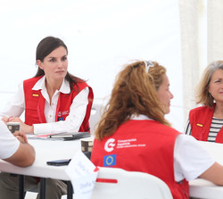 Su Majestad la Reina durante la reunión con el personal del Hospital START