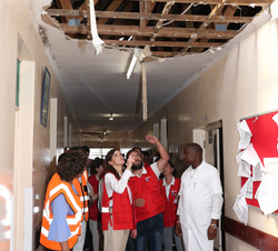 Doña Letizia visita las instalaciones del Centro de Salud que será reconstruido con financiación de AECID