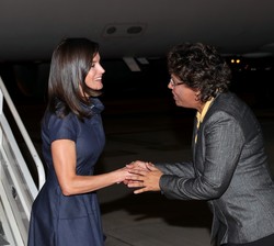 Su Majestad la Reina recibe el saludo la ministra de Salud de la República de Mozambique, Nazira Vali Abdula, a su llegada al Aeropuerto Internacional