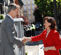 A su llegada, Su Majestad el Rey recibe el saludo de la vicepresidenta del Gobierno y ministra de la Presidencia, Relaciones con las Cortes e Igualdad